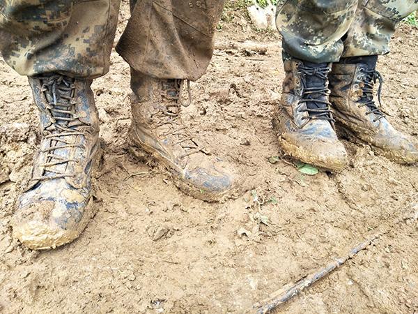 参加救援的武警某部交通二支队战士的脚面沾满泥巴。