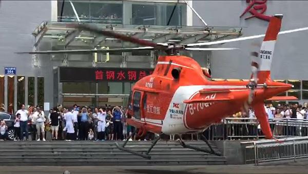 7月26日下午，在首钢水钢总医院门口，直升机转运伤者前往贵阳救治。