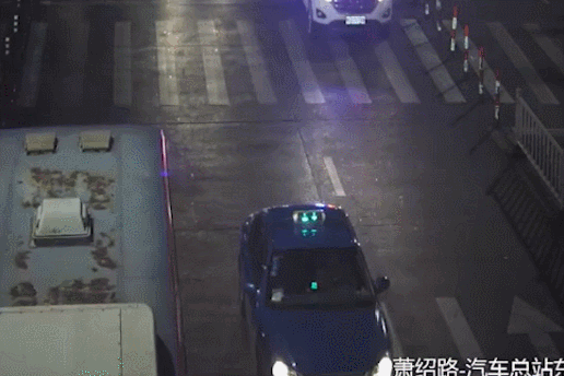 警车一路亮着警灯,