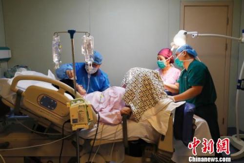 资料图：一名产妇正在医院待产 图文无关 殷立勤 摄
