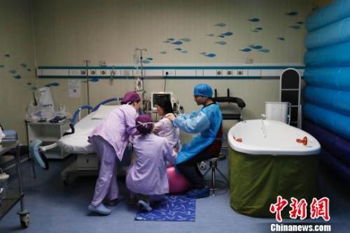 资料图：一名产妇正在医院待产 图文无关 殷立勤 摄