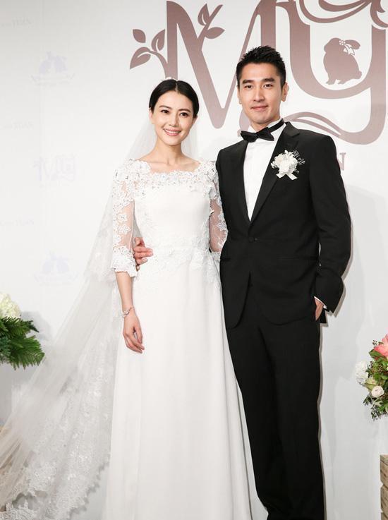 李小璐的婚纱由85后知名设计师为其量身定制，价格将近百万元人民币。