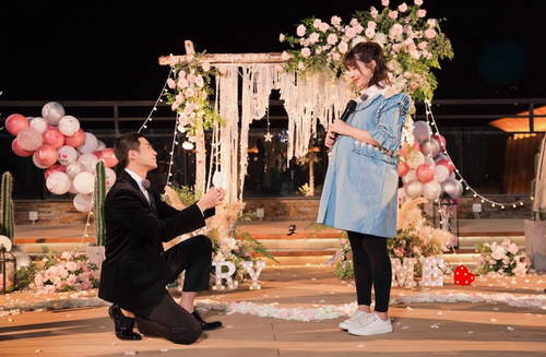 31日，网上曝光了一组姜潮求婚的现场照。