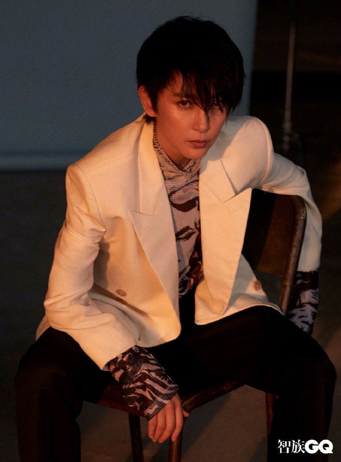 46岁李冰冰西装短发超a出镜眼神冰冷霸气酷帅十足