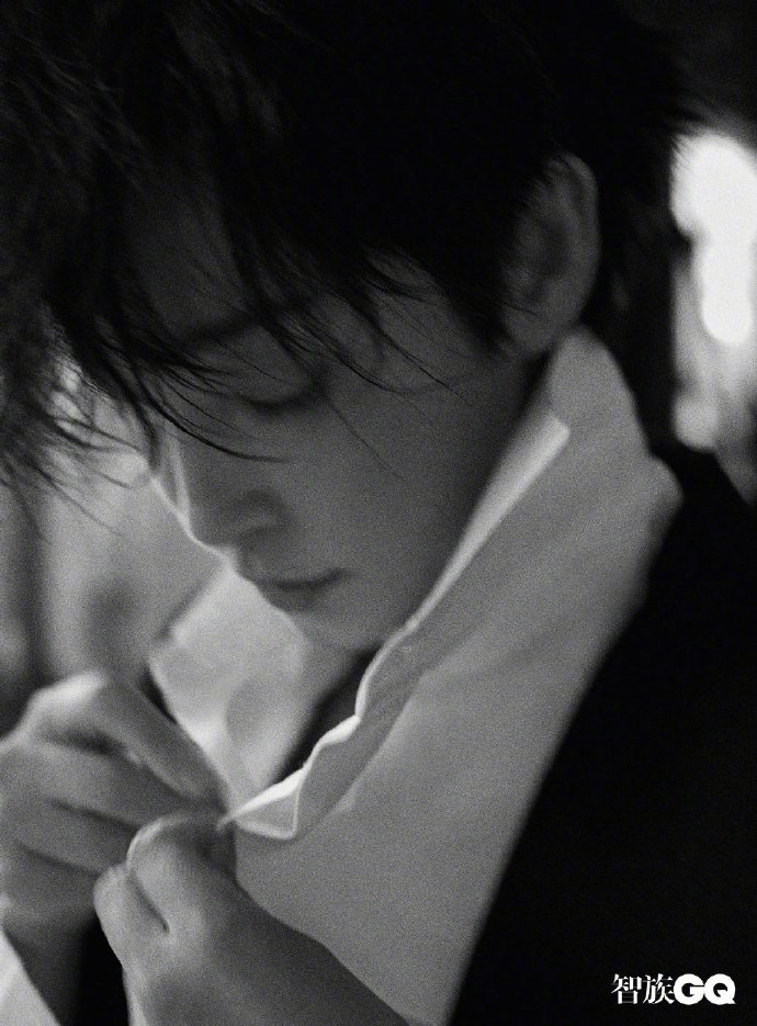 46岁李冰冰西装短发超a出镜眼神冰冷霸气酷帅十足