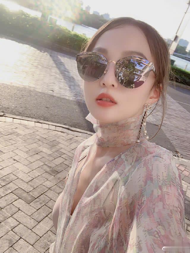 张韶涵在微博晒出自拍美照,并配文:"高温预警".