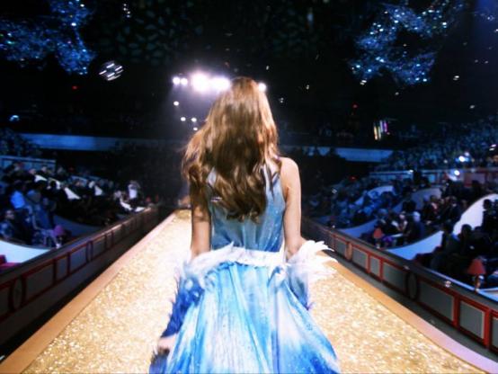 2010年，芙娃在维密秀场上留下了被人称为“最美背影”的造型。