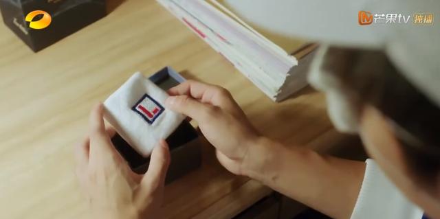 小路夏恋爱脑终于开窍，并收获女主亲手绣的护腕一个。