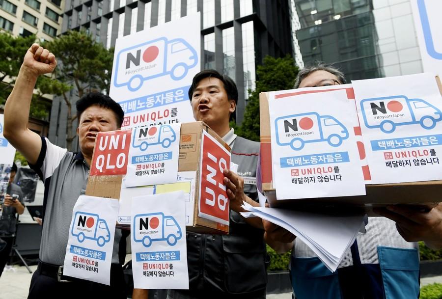 韩国快递员在日本大使馆前抗议，拒送优衣库商品（共同社）