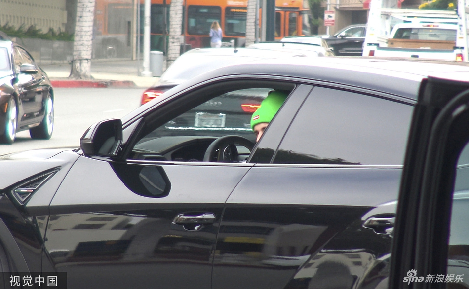 帽子亮了 比伯驾豪车外出戴小绿帽变 假笑男孩