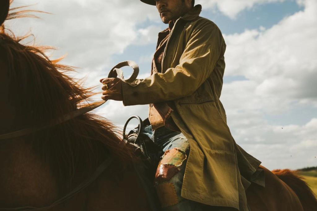谭凯化身西部牛仔草原漫步气质出众