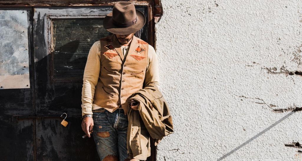 谭凯化身西部牛仔草原漫步气质出众