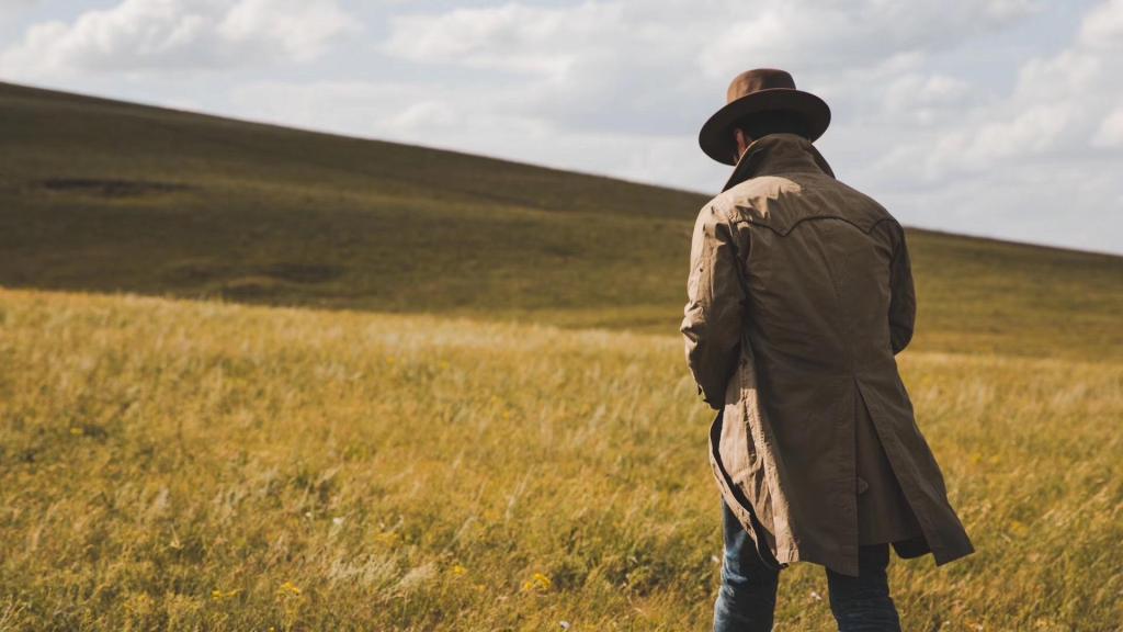 谭凯化身西部牛仔草原漫步气质出众