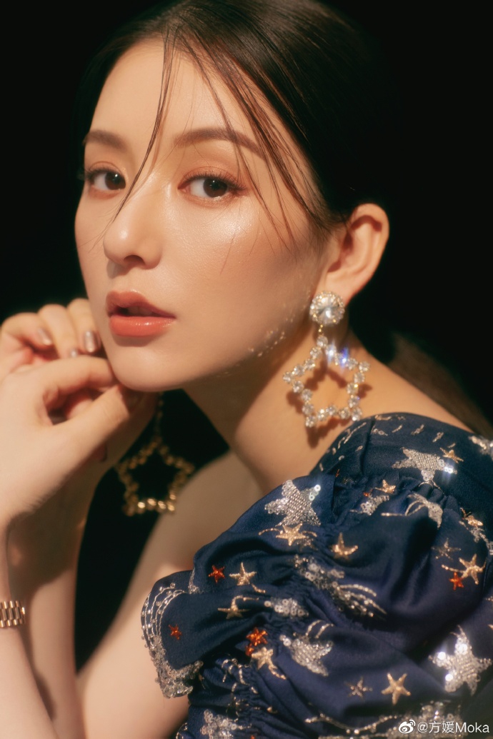 方媛戴星星耳环光彩照人穿露肩上衣眼神迷离魅惑