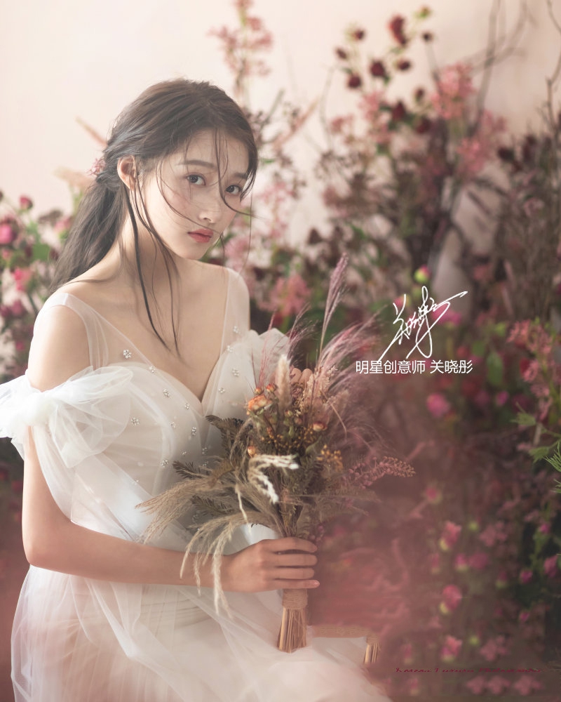 关晓彤婚纱造型曝光俏皮性感转换自如