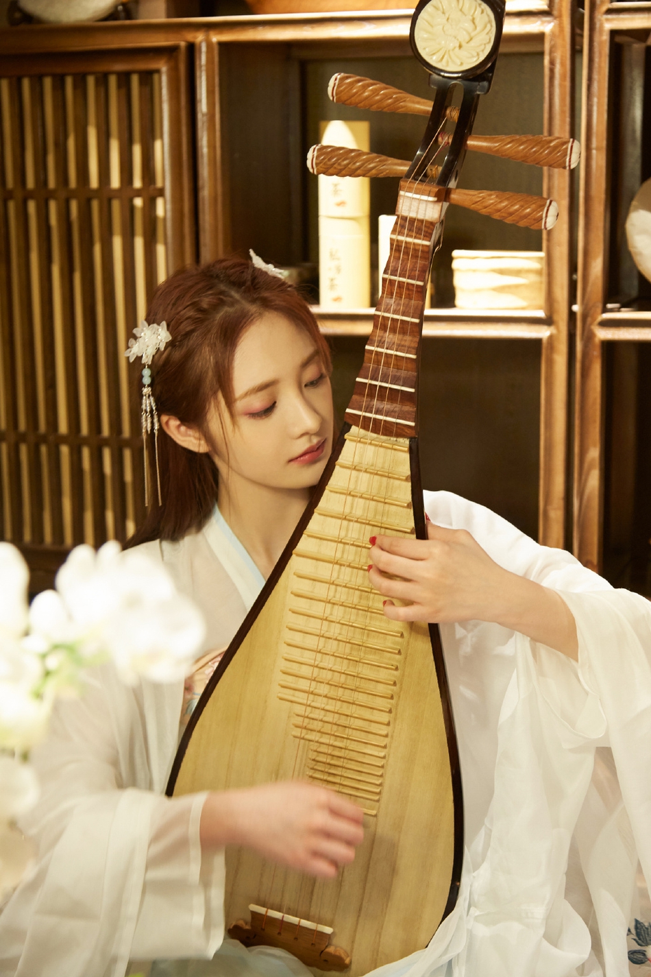 周洁琼戴发钗穿汉服抱琵琶弹奏 气质温柔演绎古典美