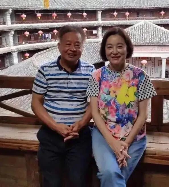 “朴素”是人生最有力量的底色。喜欢朴素的人，大都崇尚自然，不粉饰、不做作、不攀比、不献媚。“大道至简”。