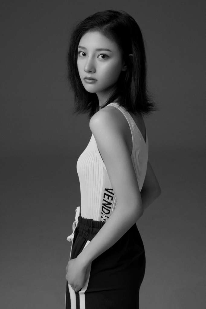 黑白之间描绘飒爽青春 小字 近日,演员朱丽岚曝光一组黑白运动风写真