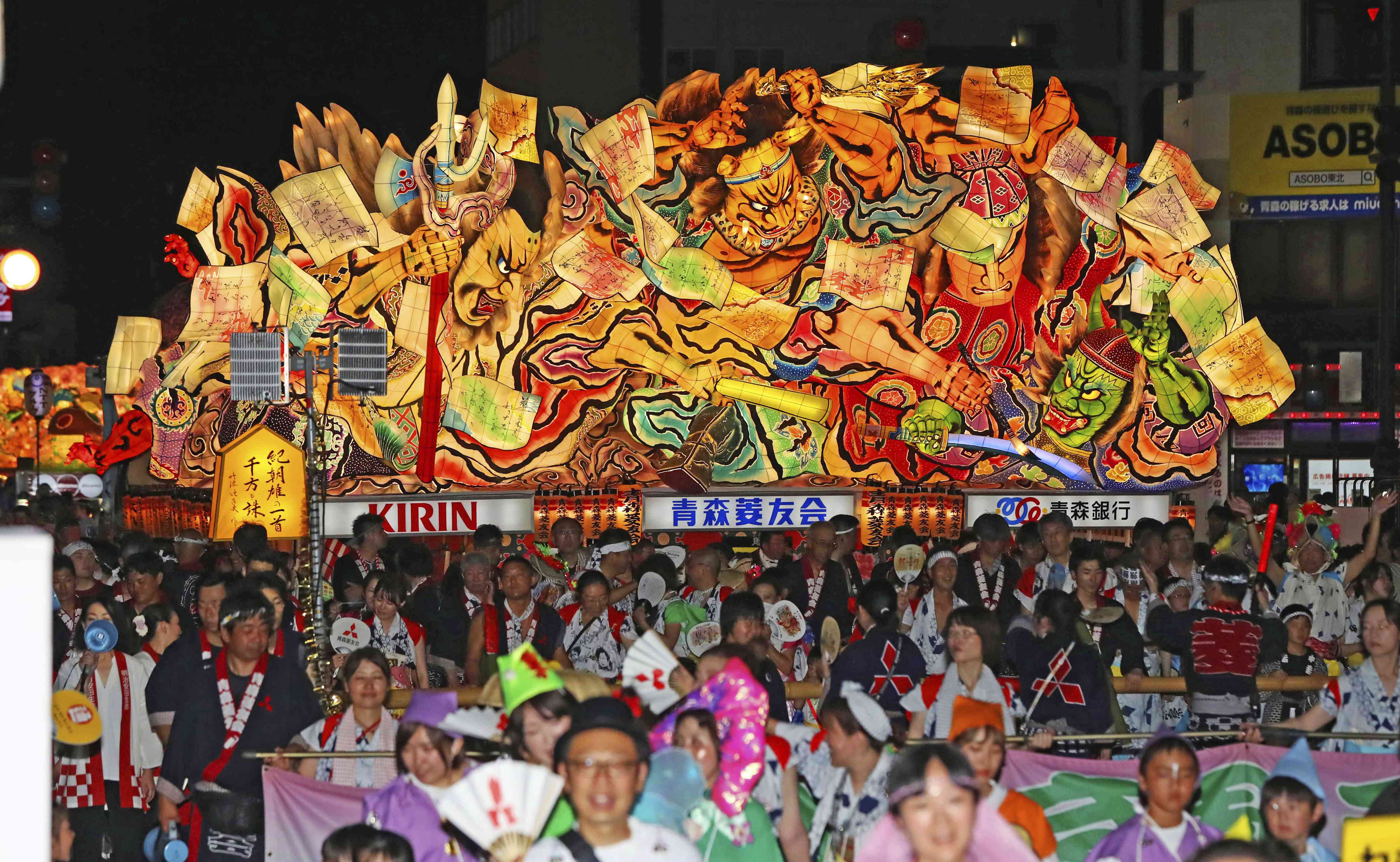 日本欢度睡魔节灯笼花车巡游购物街