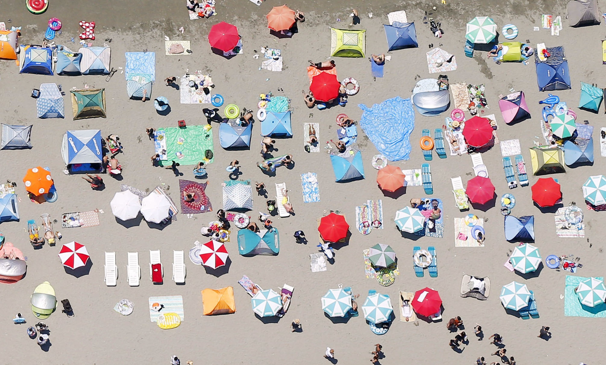 日本民众战高温 泳池海滩扎堆"下饺子"