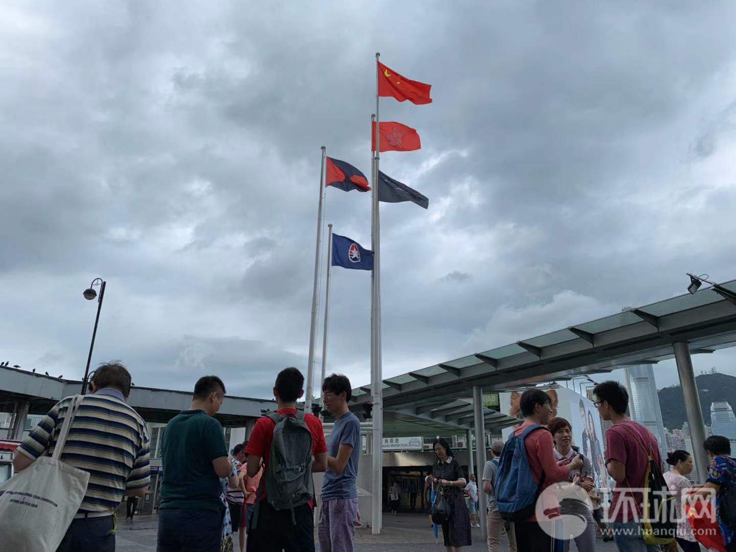 特派记者 陈青青 昨夜在天星码头被爱国爱港人士两度升起的五星红旗