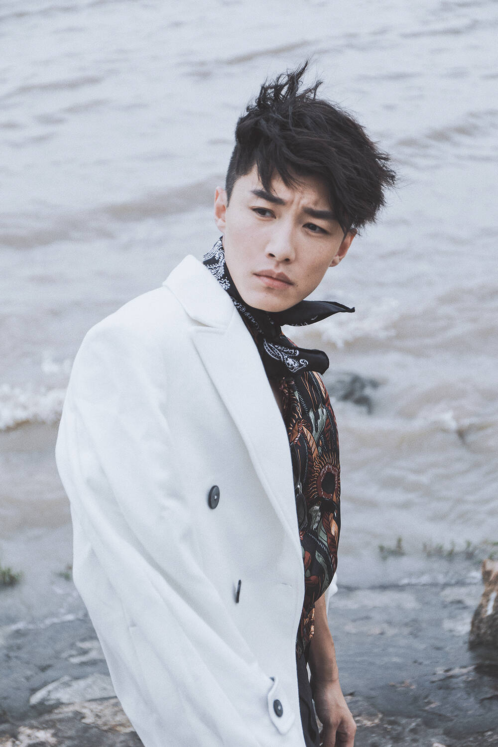 代旭全新写真曝光忧郁复古沙滩boy