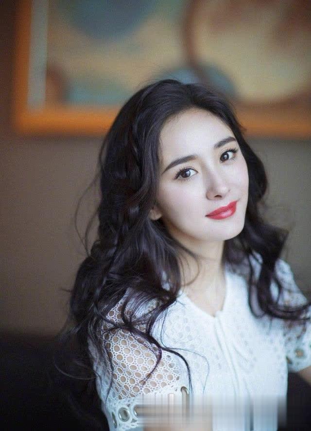 6岁小男孩撞脸杨幂,连发际线都一模一样,被网友吐槽借明星炒作