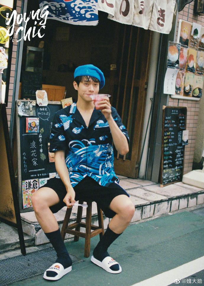 海边最靓的崽魏大勋花衬衫搭蓝精灵贝雷帽清爽帅气