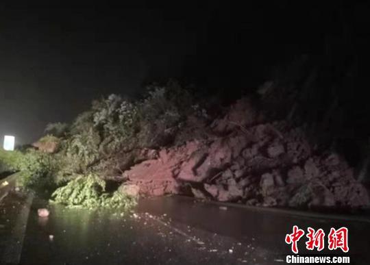 塌方现场。(四川高速交警 供图) 四川高速交警 摄