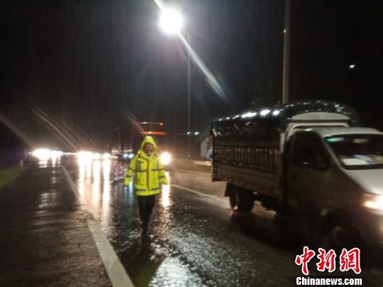 民警冒雨滞留,疏导车辆。(四川高速交警 供图) 四川高速交警 摄