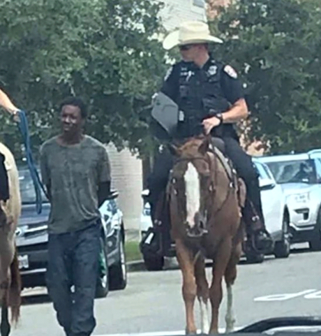 骑马用绳拉黑人罪犯 美国警察被指 种族主义 后道歉