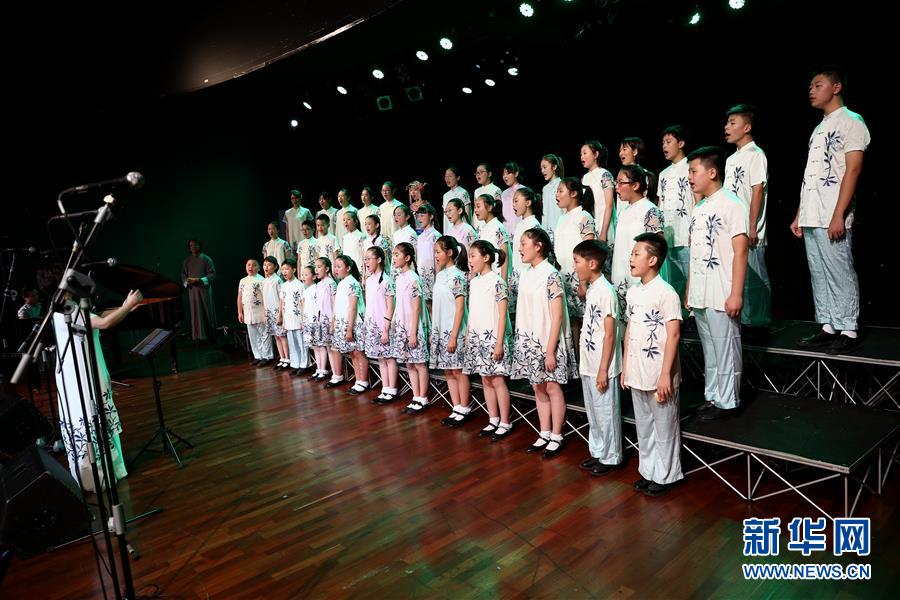 8月6日,在波黑首都萨拉热窝,中国无锡市少年宫合唱团成员在演唱.