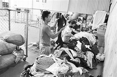 工作人员正在整理回收的旧衣服