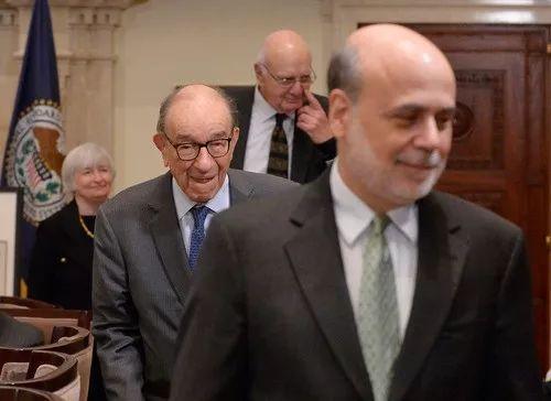 2013年12月16日,伯南克(右一)、前主席格林斯潘(左二)、前主席沃尔克(右二)和耶伦共同参加美联储成立一百周年纪念活动。新华社记者张军摄