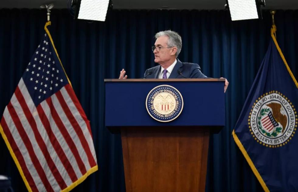 7月31日,在美国首都华盛顿,美国联邦储备委员会主席鲍威尔在新闻发布会上讲话。新华社记者刘杰摄