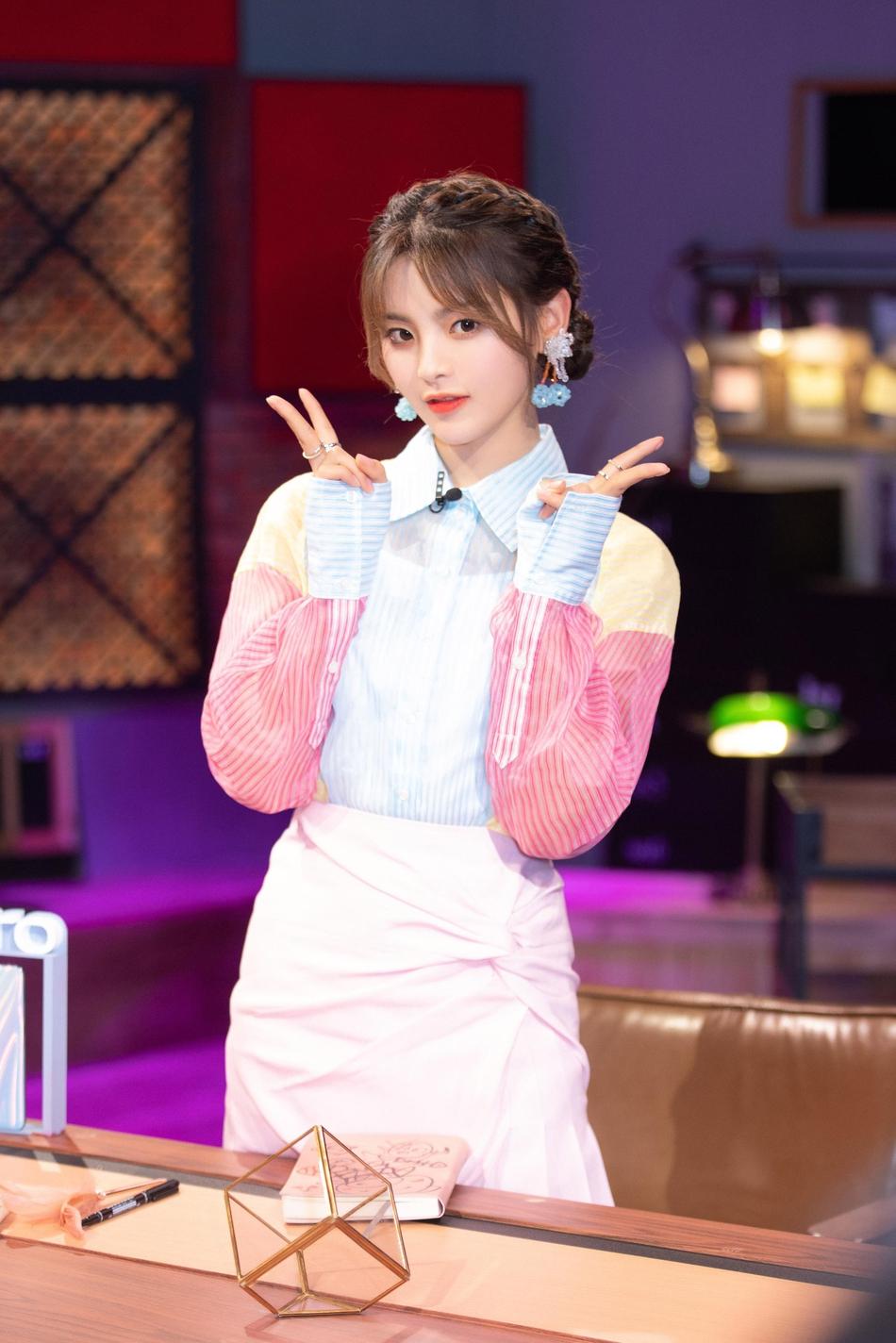 七夕浪漫穿上身杨超越麻花辫配马卡龙彩色衬衫温柔可人