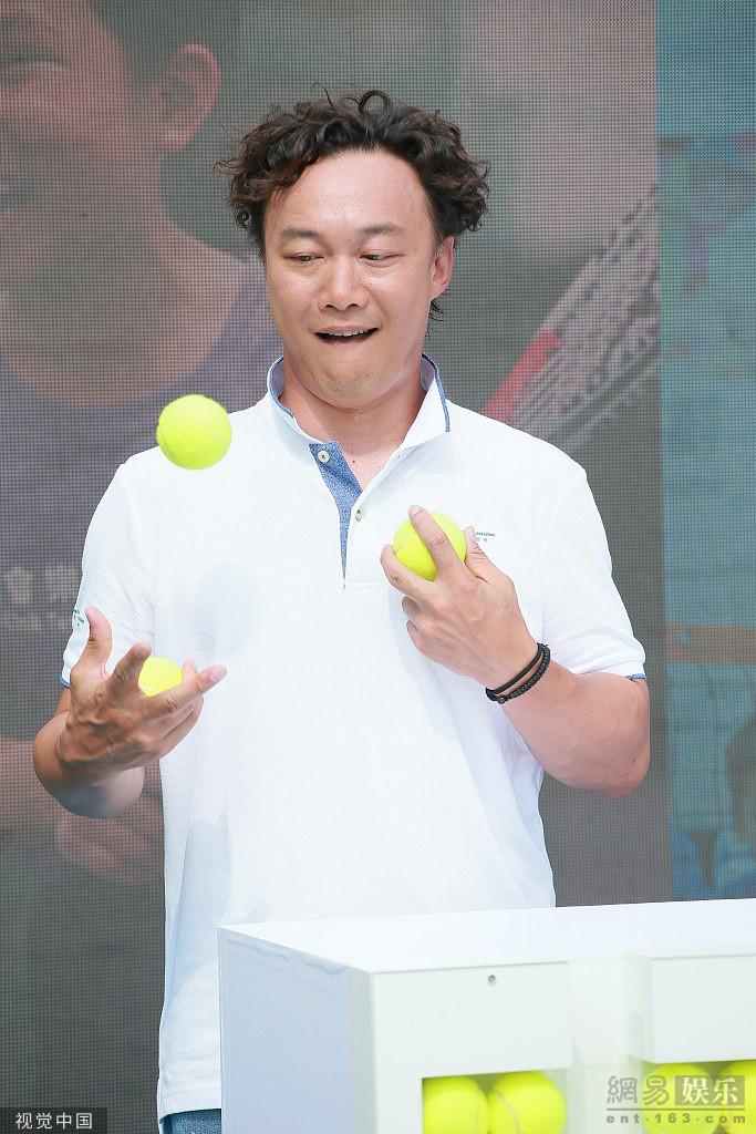 陈奕迅打网球发际线抢镜表情浮夸变表情包
