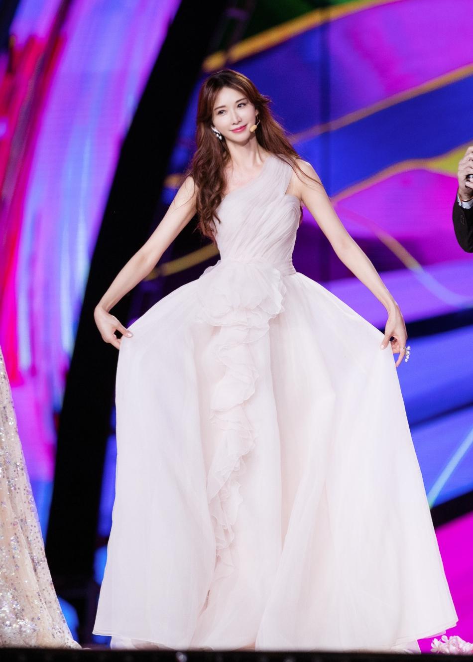 林志玲变蝴蝶仙子登七夕晚会表演竖琴惊艳全场