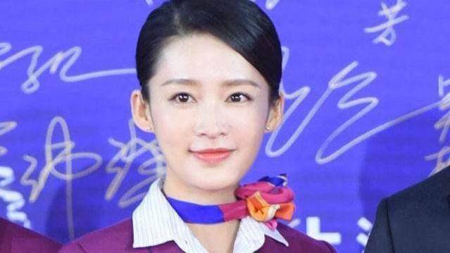 李沁在《中国机长》，饰演的空姐美极了，网友评论史上最美空姐，清纯靓丽的白皙外形。