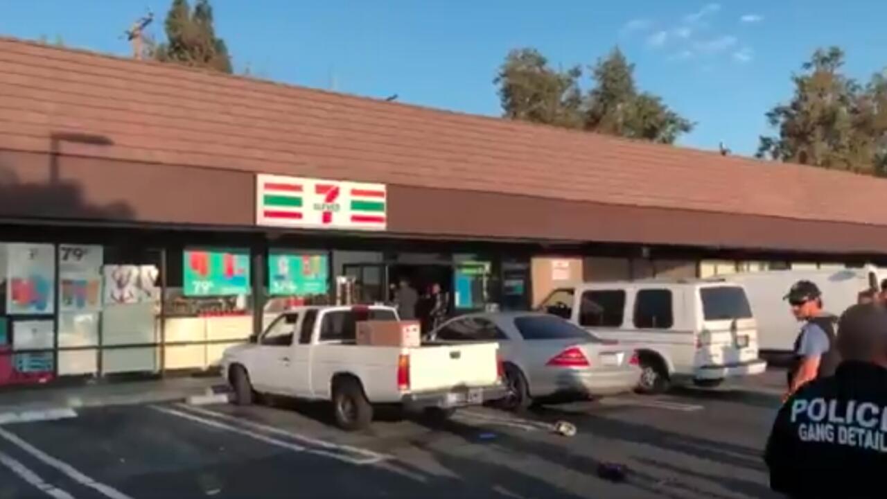 现场视频：美国加利福尼亚州大型百货公司被约80人抢劫