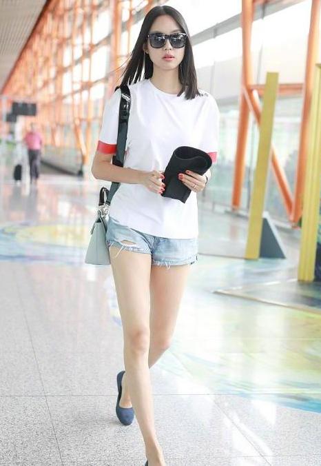 "中国第一长腿美女"现身机场,你看那腿,又白又细又长