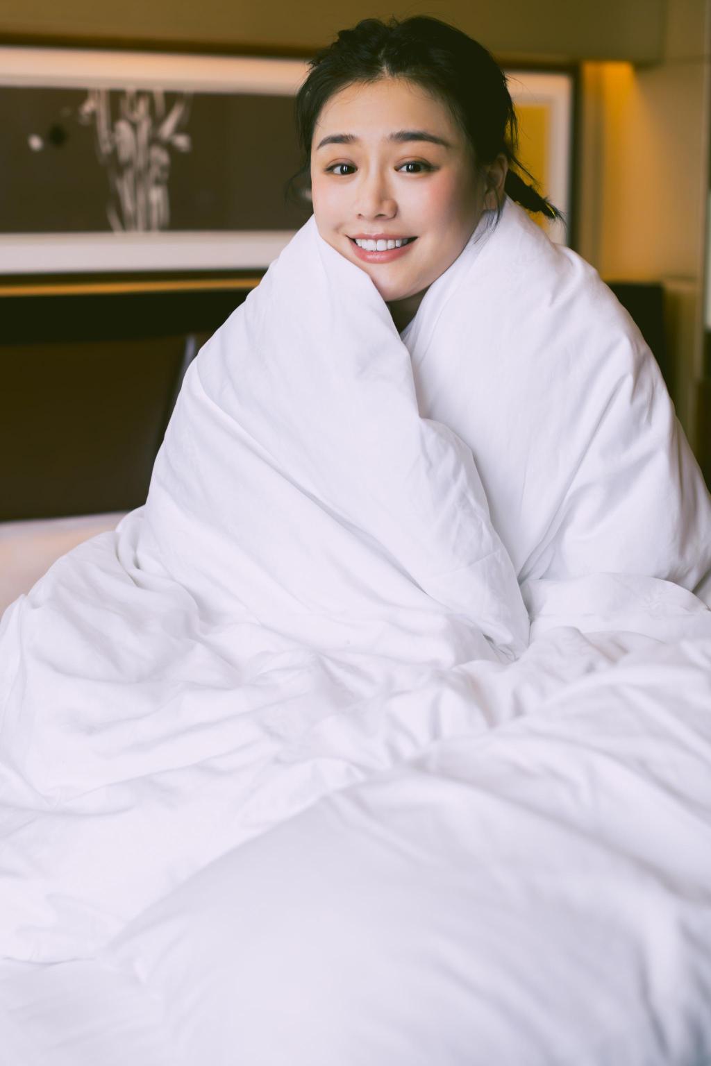 马思纯羊角辫造型俏皮可爱新剧化身棉被女孩笑容治愈