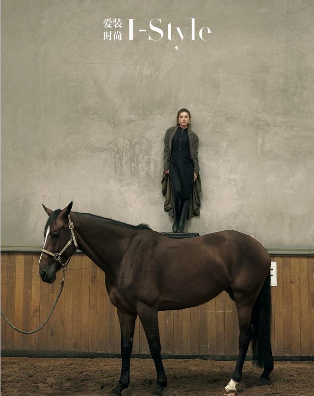 热依扎演绎骑士风大片带着异域风情的英姿飒爽