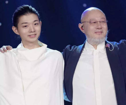 付笛生任静一家三口同框，儿子付豪高大帅气，但演艺事业不及父母