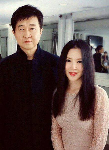 付笛生任静一家三口同框，儿子付豪高大帅气，但演艺事业不及父母
