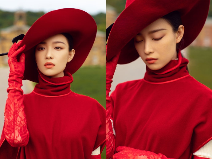 她身穿一条红裙，头戴红色礼帽，手上还戴着红色蕾丝的手套。