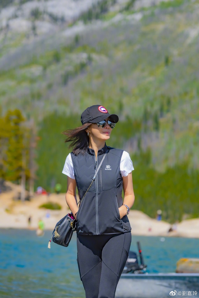 53岁刘嘉玲出游赏美景黑色运动马甲配健身裤休闲随性