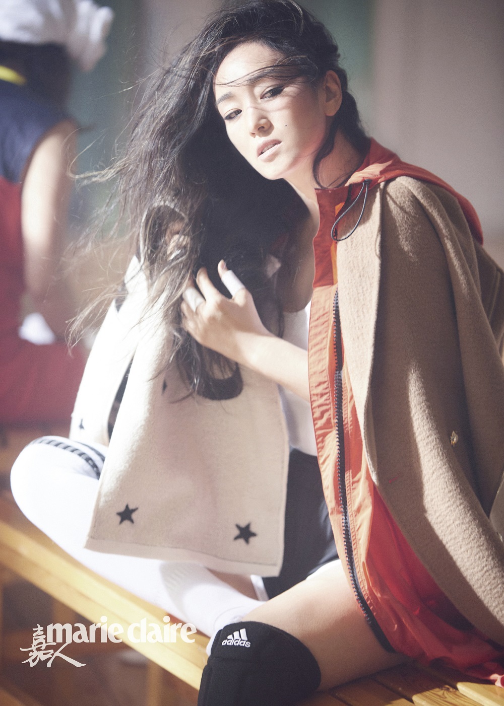 巩俐再登杂志金九封面传递坚毅女排精神