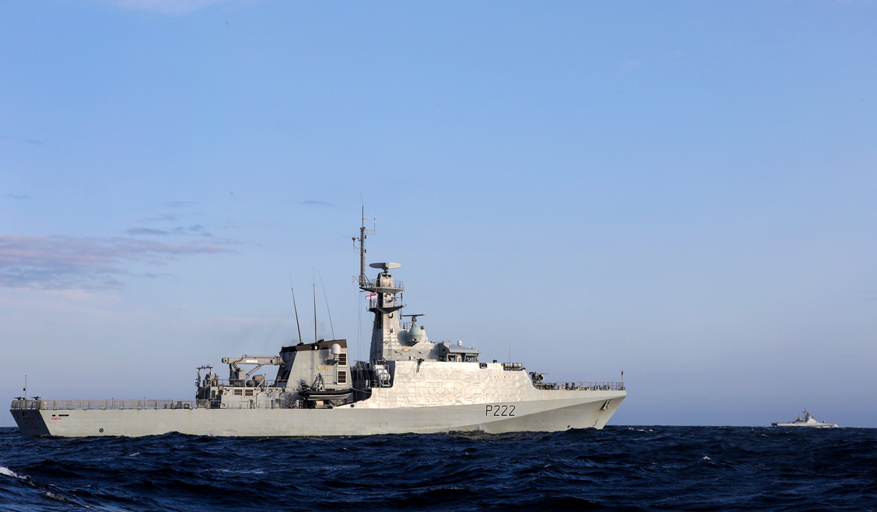 4 英俄两艘小型巡逻舰在英吉利海峡相遇