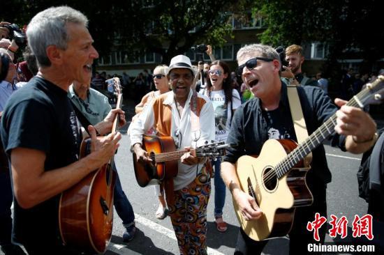 《艾比路》（《Abbey Road》）是英国摇滚乐队披头士发行的第11张录音室专辑，也是乐队录制的最后一张专辑。